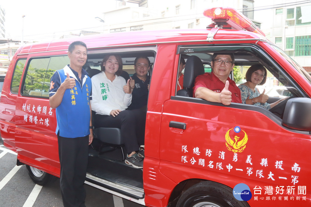 陳小姐與來賓啟動勤務車。（記者扶小萍攝）