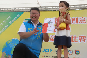 兒童畫畫比賽多達5千件作品參加，李局長為優勝頒獎。（記者扶小萍攝）