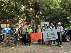 台中市山岳會、三信商業銀行組成無私投入山林步道維護步道志工。