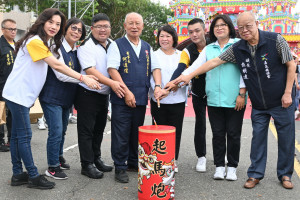 嘉義和聯境金虎爺會今在嘉義市區舉辦盛大遶境活動，市長黃敏惠親自點燃起馬炮，祈求「金虎爺」和眾神駕遶境賜福／陳致愷攝影
