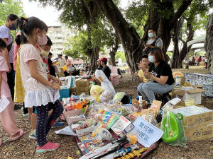 ▲「玩聚x尋寶市集」親子活動高市婦女館前方草坪熱鬧舉辦。