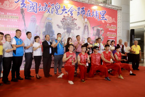 來賓展示埔里農特產歡迎全國信眾參與城隍文化祭。（記者扶小萍攝）