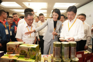 許縣長率團赴杭州，簽下第一批4億元的訂單。（縣府提供）
