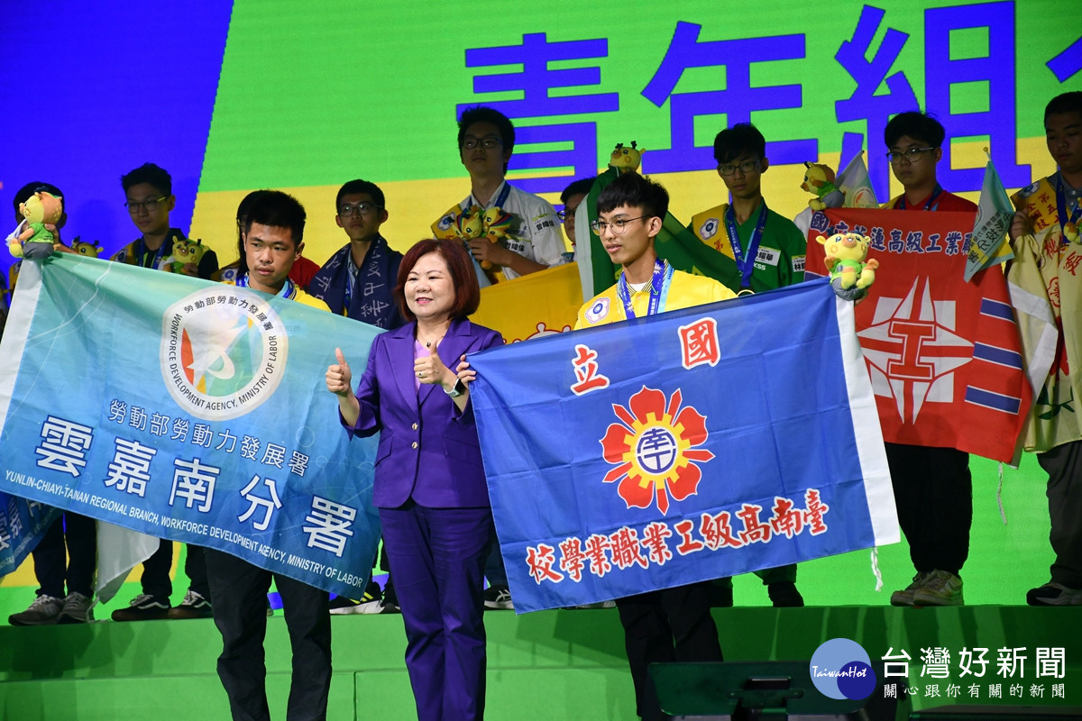 機器人職類組合李雨威(左)、陳亮均(右)，雖然成軍僅短短半年，卻靠著絕佳的默契勝出