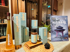 信義鄉農會首次與遊戲公司合作，推出《三國志・戰略版》首款聯名飲品，配合線上遊戲活動特製專屬訂製款梅子酒與梅子醋-(喝酒不開車 開車不喝酒)。(圖/記者賴淑禎攝)