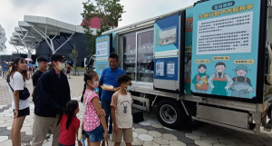 ▲梓官區漁會行動門市冷鏈服務車載著滿滿新鮮高雄海味，快閃海洋派對市集。