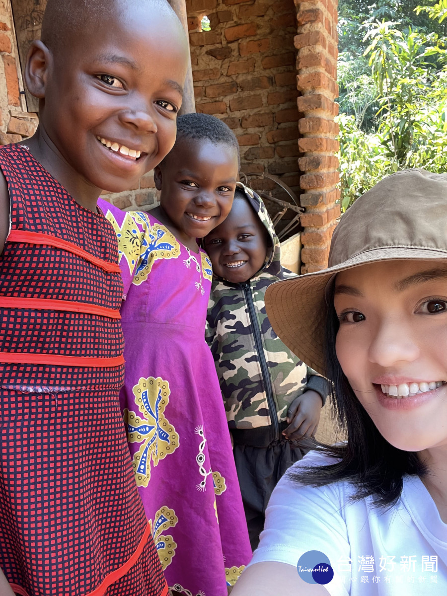徐佳瑩是今年台灣世界展望會「1000女孩─變調的童年‧以愛聲援」的代言人，現正探訪烏干達關心困境中難以發聲的女孩。（台灣世界展望會提供）