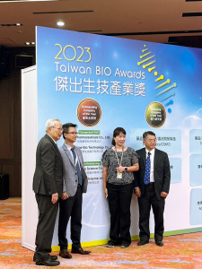 傑出生技產業獎名單公布，左起至右：臺北醫學大學董事長張文昌、啟新生技副總經理林函頤、產業金質獎獲獎業者代表、生物產業協會理長吳忠勳。