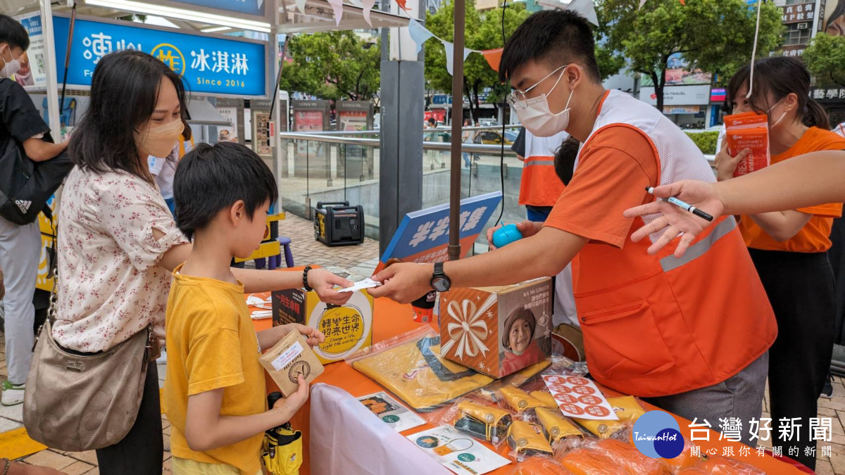 27家知名愛心攤車這週末將齊聚「半半市集」，邀請民眾一起到台北花博公園享用半份美食、分享完整愛心，以行動翻轉危「飢」。(台灣世界展望會提供)