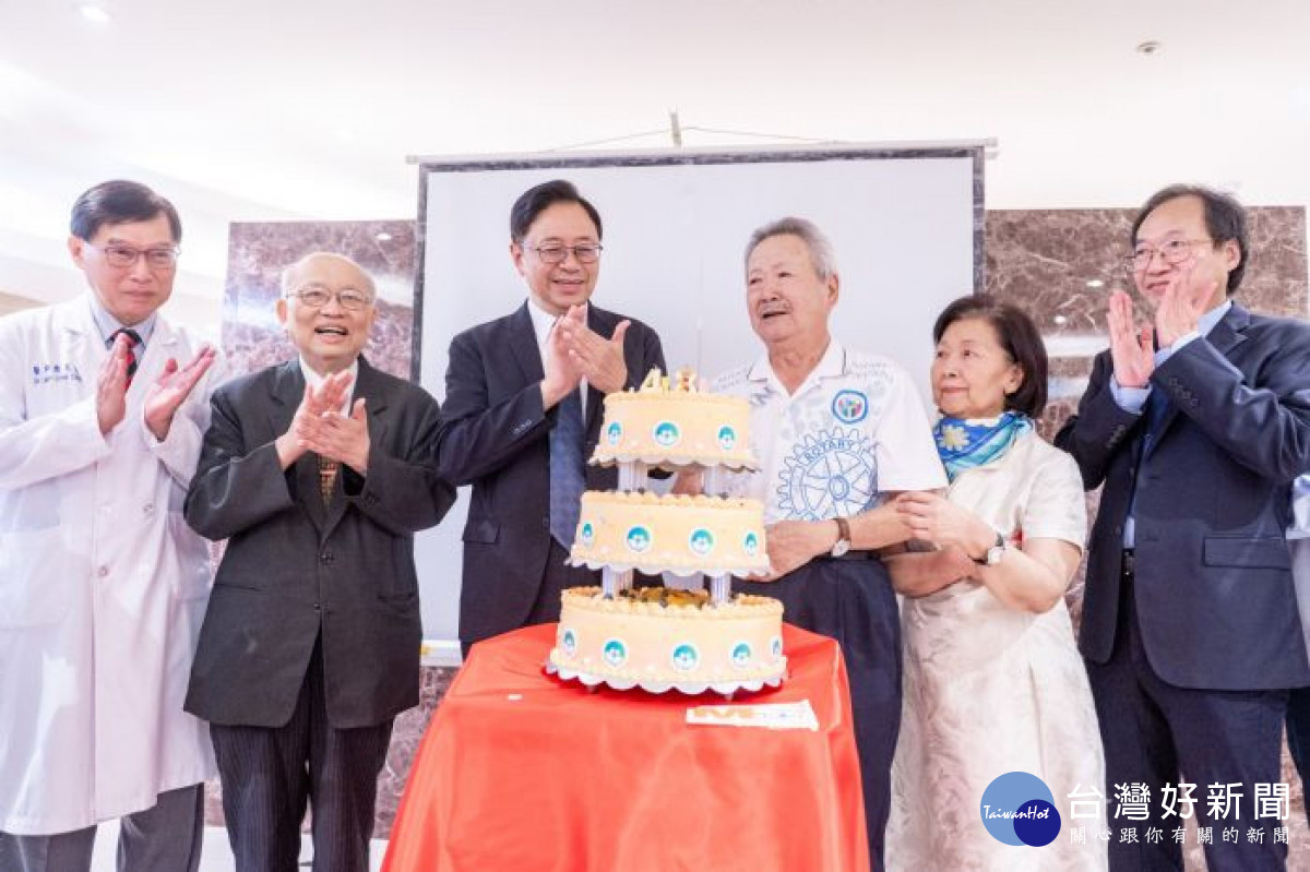 張市長與醫院同仁一起切蛋糕，慶祝敏盛綜合醫院48週年院慶。