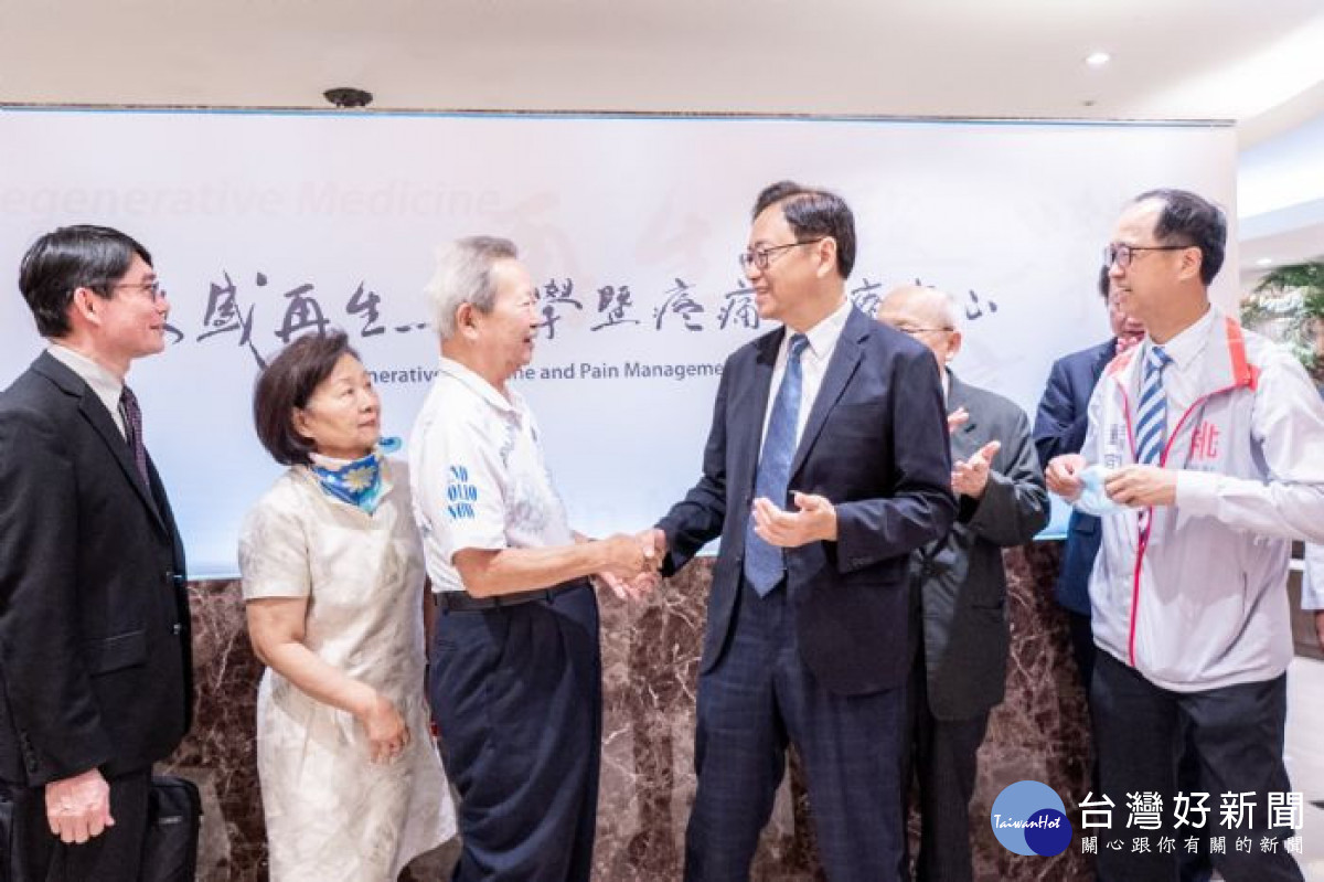張市長與敏盛醫療體系總裁楊敏盛握手致意。