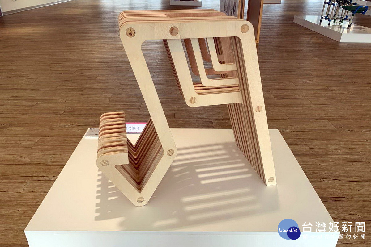 作品「𝝿單人複合式書架ｘ高腳椅」，結合書架及座椅的功能，展現家的想像。