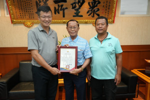 南投市長張嘉哲頒榮譽市民證書予簡老先生（中）。（市公所提供）