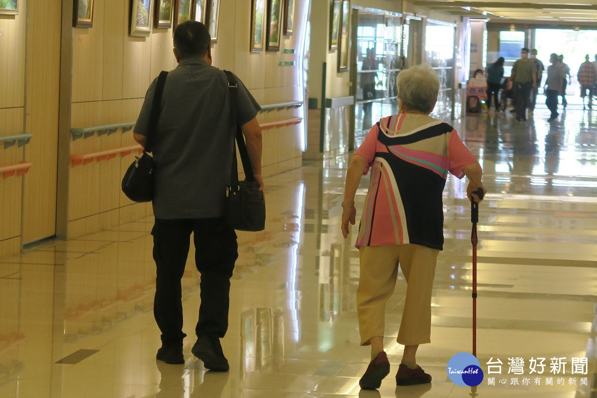 88歲阿嬤切除椎間盤突出　局部麻醉1天出院回復正常生活