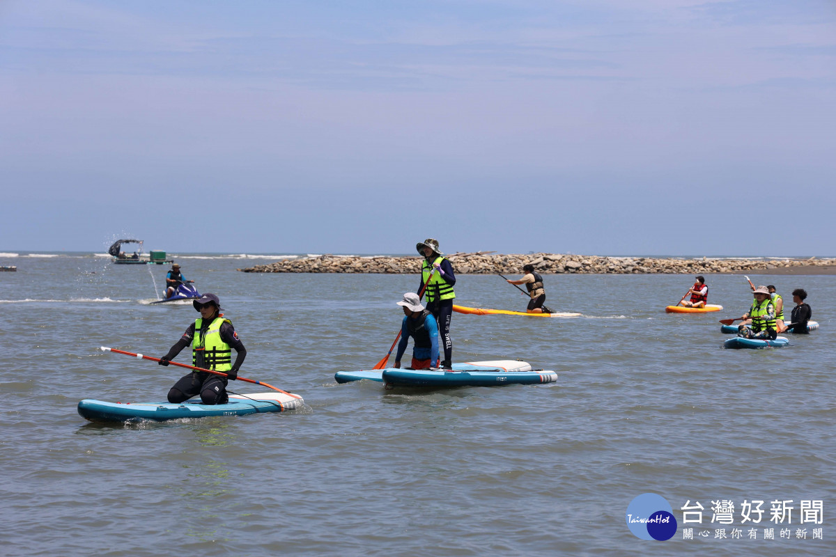 三條崙海水浴場目前擁有全台第一所通過國際風箏衝浪組織IKO(International Kiteboarding Organization)認證的風箏衝浪學校／觀光處提供