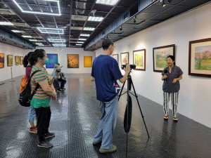 ▲美濃客家文物館展出黃淑蓮女士40年來遊歷臺灣各地及近年旅居美濃的寫景之作。