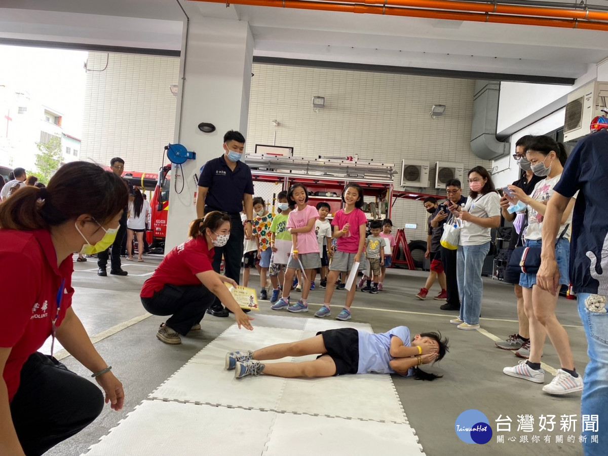 消防員宣導防火、防災、逃生等知識。