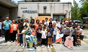 ▲陳其邁入住燕巢「吹狗螺渡假村」，教導大小朋友保護動物。