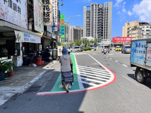 ▲為營造行人友善環境， 高市府112年預算大增5.18億元、成長95%。