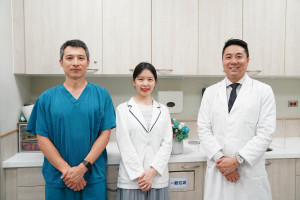 圖右為大腸直腸外科主任邵彥誠。中為營養師黃琳惠。左為大腸直腸外科醫師張巨成