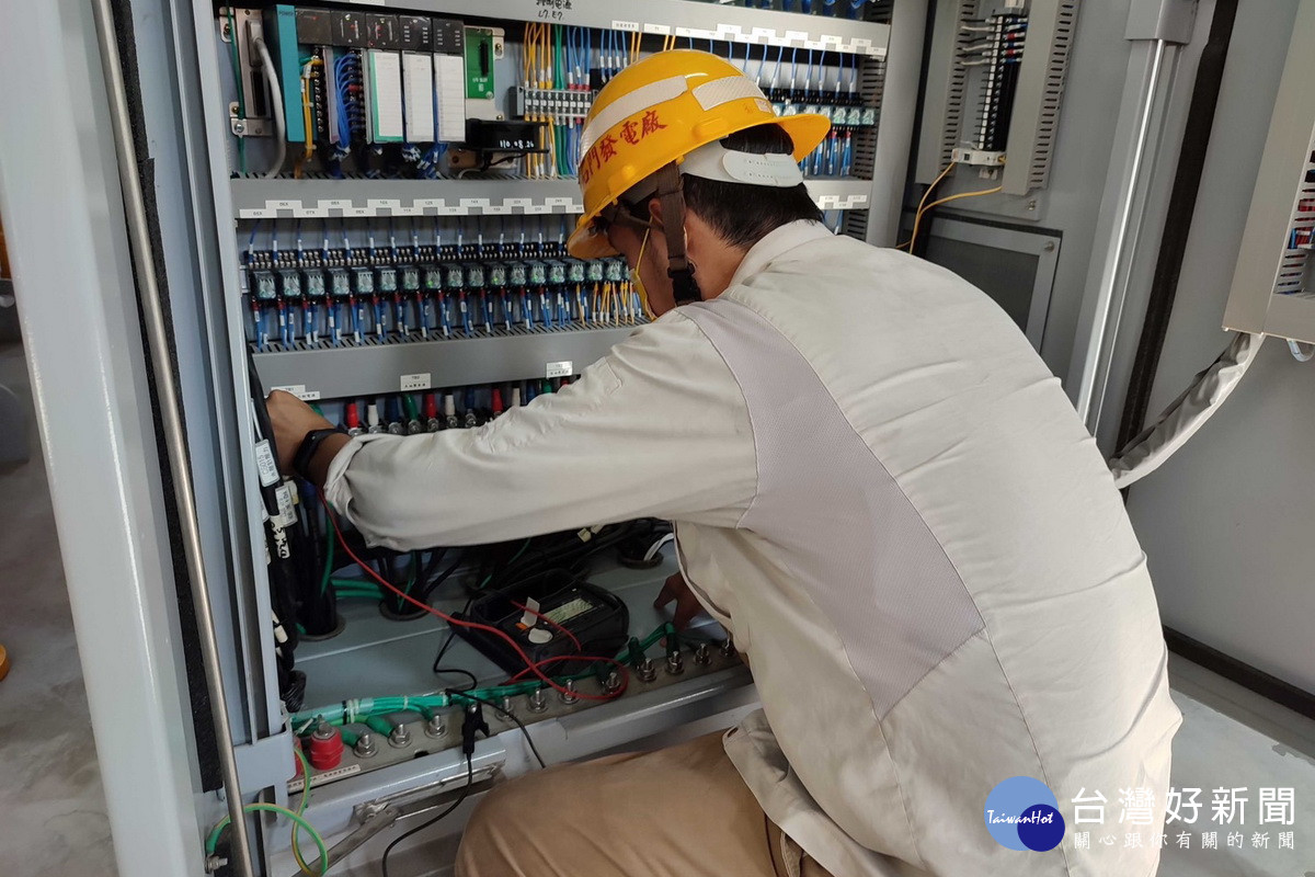 北水局人員進行石門水庫電控設備測試。<br />

