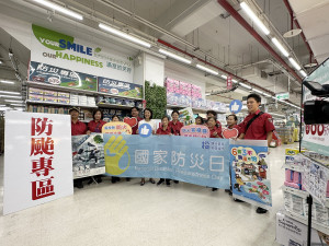 許縣長與消防局防宣隊籲民眾提高防颱意識。（記者扶小萍攝）