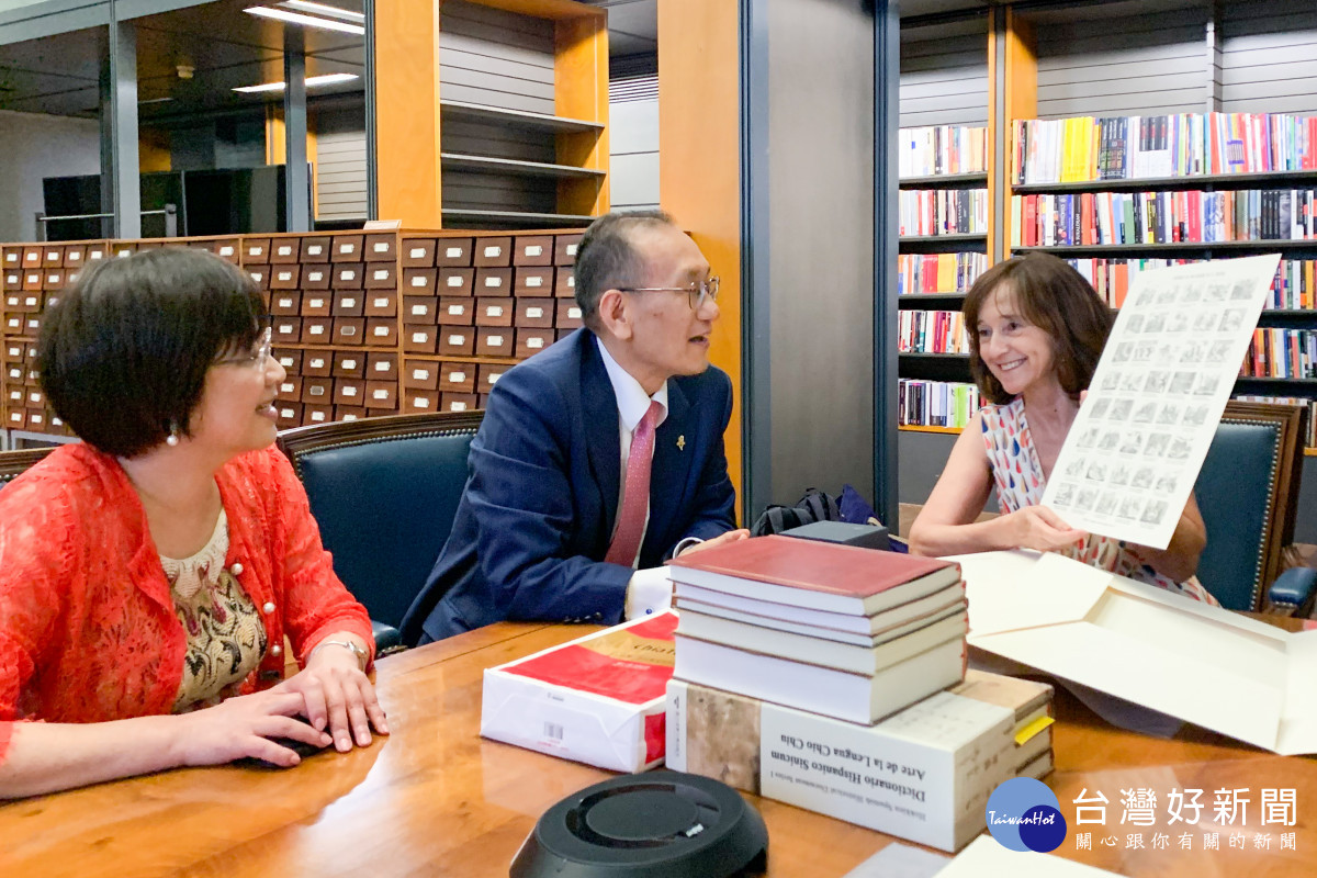 我國駐西班牙大使劉德立（中）代表清華大學贈書給西班牙國家圖書館，館長亞蘭布羅（右）回贈珍貴的館藏古文獻複製品。