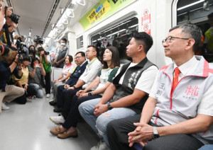 王副市長陪同行政院副院長鄭文燦視察機場捷運。