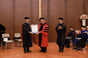 中原大學校長李英明(左)親自頒發學位證書予名譽博士謝炎盛(右)。