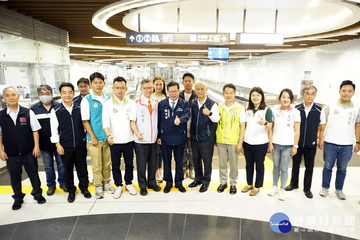 行政院副院長鄭文燦視察桃園機場捷運延伸線A22老街溪站，與大家合影。