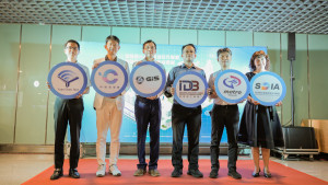 合作儀式，左邊開始為遠程科技股份有限公司、柯碼新媒體股份有限公司、英特盛科技股份有限公司、經濟部工業局、桃園大眾捷運股份有限公司、智慧顯示跨域合作聯盟秘書處。
