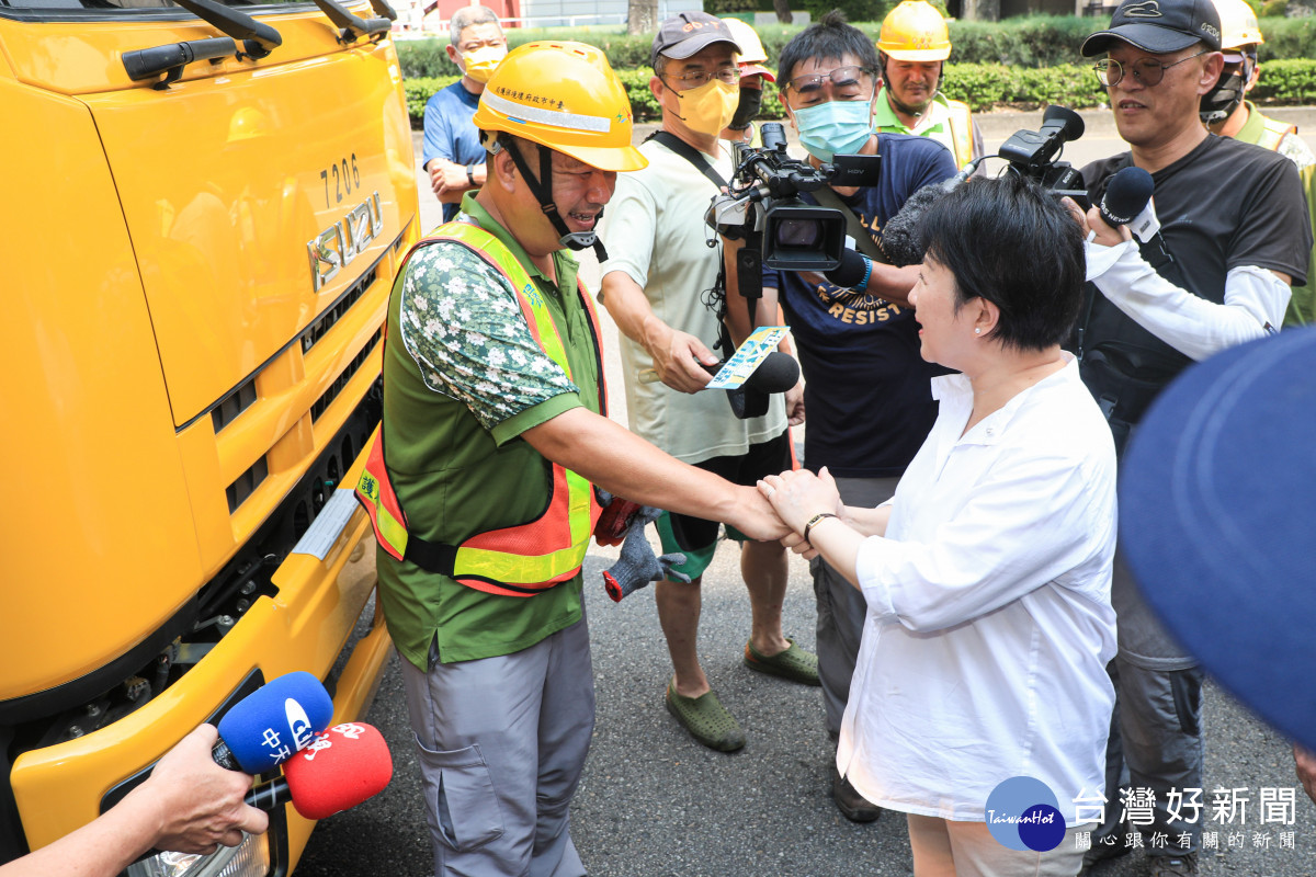 盧市長向現場清潔隊同仁致意