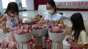 ▲茄萣戶政辦理「永生花親子藝術」課程，讓新住民體驗美麗的花花世界。