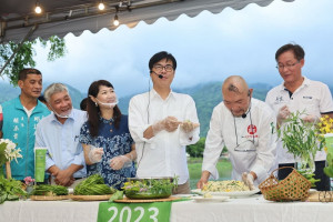 ▲美濃有「野蓮王國」之稱，陳其邁歡迎大家一起暢遊野生市集及品嘗美濃的特色料理。