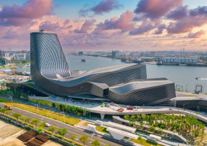 ▲高雄港旅運中心鯨魚流線外型兼具美學與功能性。