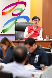 ▲陳其邁聽取水情防汛及防颱整備情形報告，要求市府各局處單位立即加強防範。