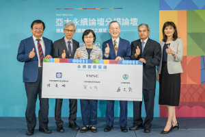 亞太永續論壇分場論壇「健康永續與醫療淨零之展望」由中華民國醫師公會全國聯合會、台灣醫院協會、台灣永續能源研究基金會與諾華藥廠共同舉辦。（由左至右：邱泰源立法委員、中華民國醫師公會全國聯合會周慶明理事長、衛生福利部張雍敏主任秘書、台灣永續能源研究基金會簡又新董事長、台灣醫院協會翁文能理事長、台灣諾華公司公共事務處羅文琪處長。）