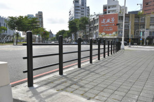 ▲為行人安全再升級，海邊路與新田路口人行道新設護欄。