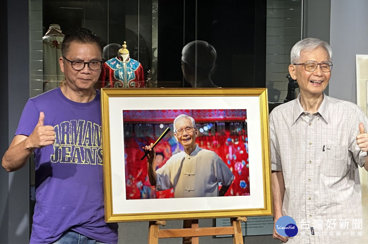 攝影詩人曾進發（左）獻上洪惟助教授崑曲身段的攝影作品，感謝他畢生為崑曲的奉獻。