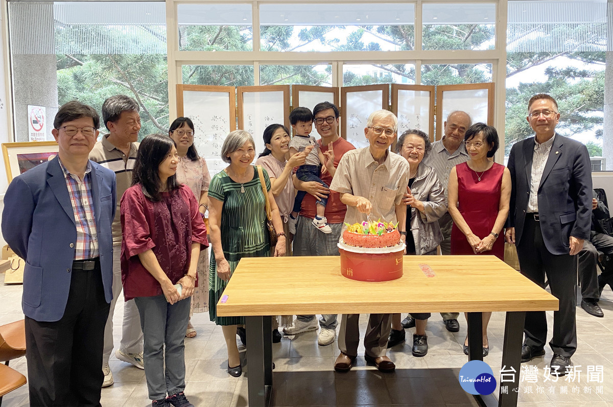 中央大學崑曲博物館「尋找崑曲瑣憶」特展開展，適逢洪惟助館長八十大壽，眾人齊為洪教授賀壽。