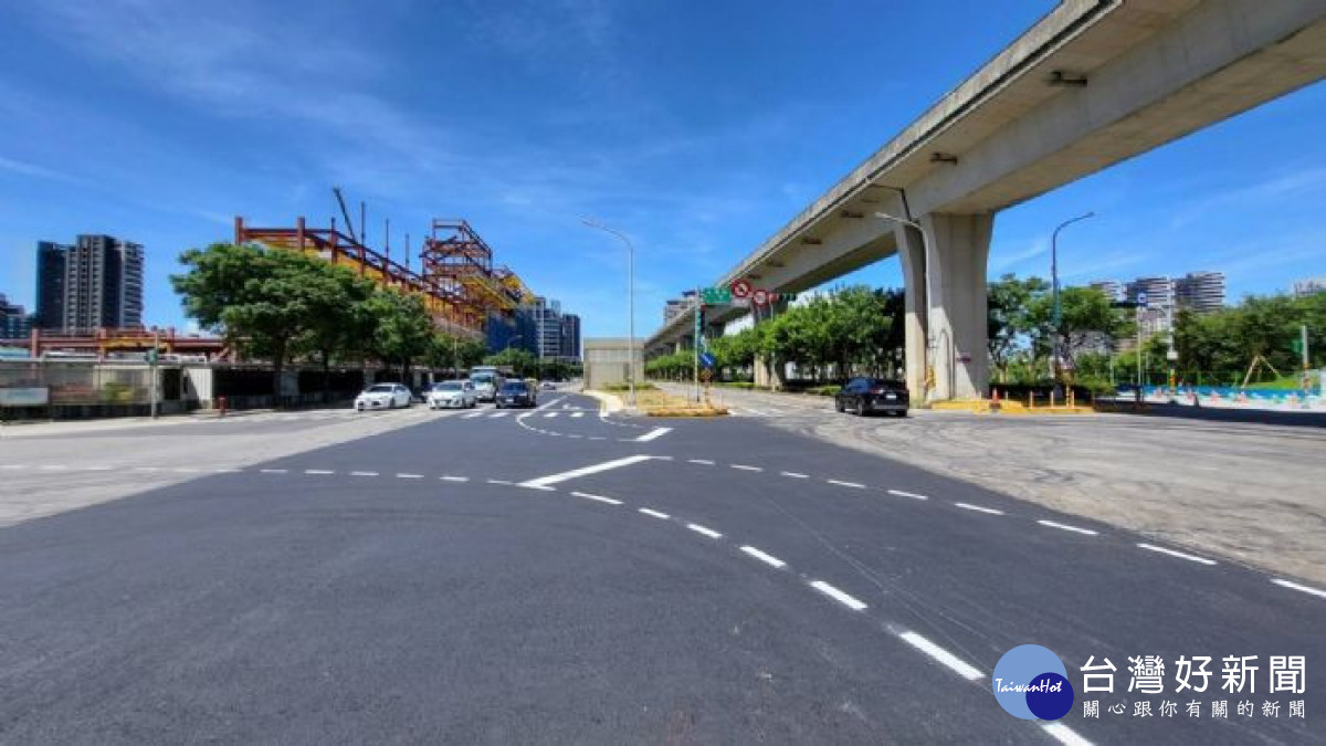 中壢高鐵南路與文德路口、高鐵南路與公園路口，新設3處偏心左轉車道讓交通更順暢。<br />
