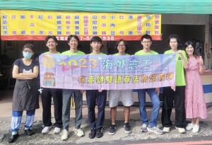 ▲6名來自美國、澳洲的海外青年志工到學校教英文夏令營，除了教學生之外，志工們早上還到社區的早餐店雙語服務。