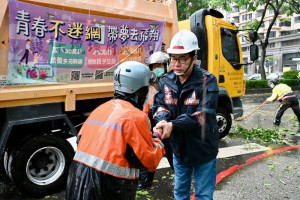 ▲陳其邁慰勞第一線堅守同仁，感謝團隊風雨中努力恢復市容。