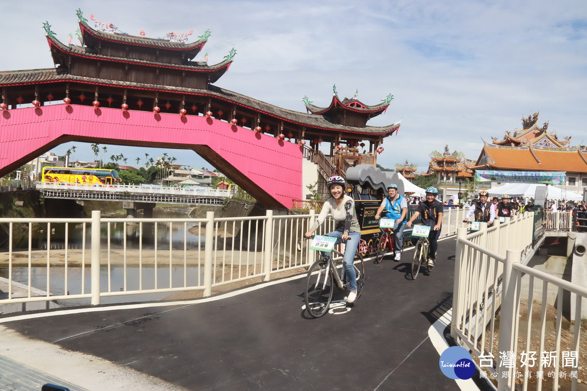 許淑華、議員等人出發宣告自行車道跨橋啟用。（記者扶小萍攝）