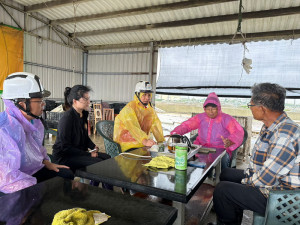 ▲張漢雄局長至彌陀、永安養殖魚塭集中區域進行巡察，同時呼籲颱風期間養殖漁民如有災損，請立即向在地區公所申報。