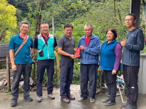 遭黑熊「光顧」的林姓蜂農，其被黑熊破壞的養蜂設備及蜂蜜損失，南投林管處已由副處長李志珉親自慰問並給予現金補償。（圖/南投林管處提供）