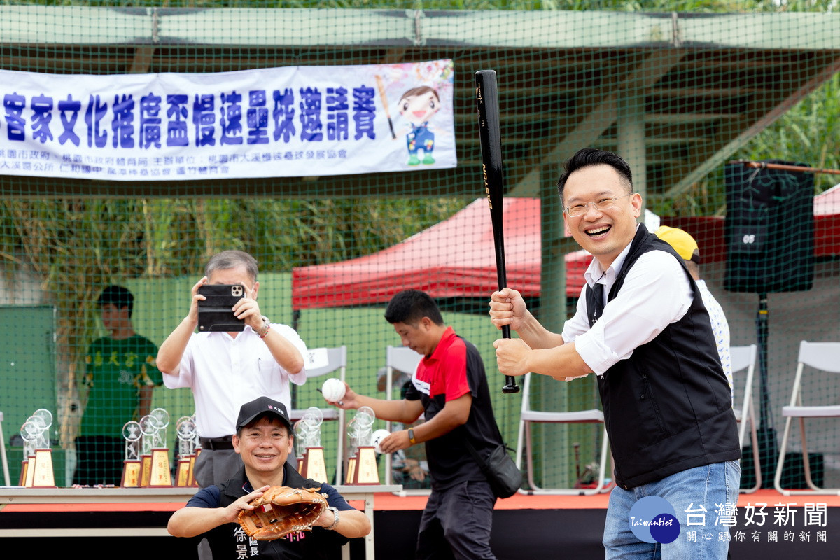 桃園市副市長蘇俊賓為「112年客家文化推廣盃慢速壘球邀請賽」進行開球。