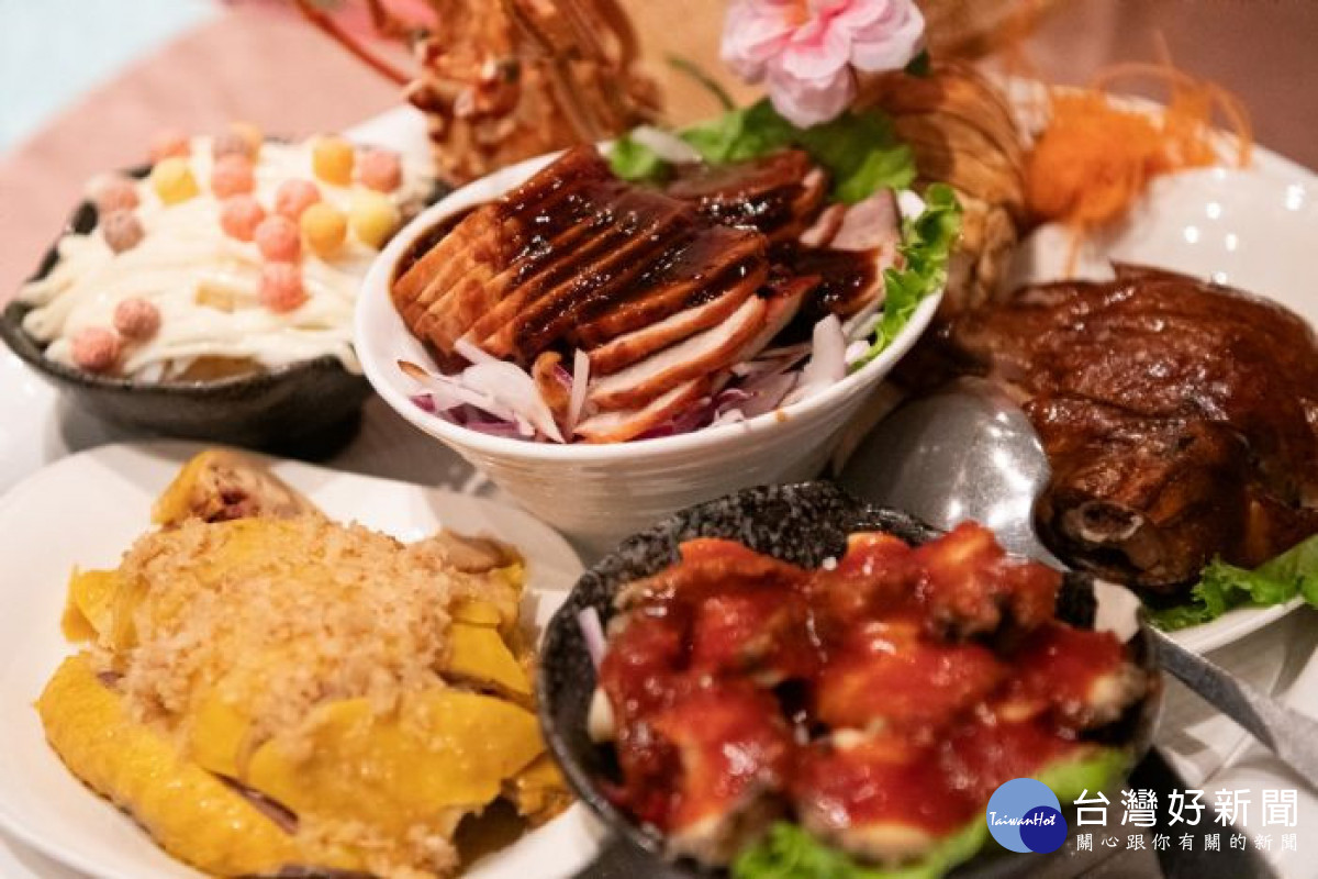 淡江大學考據褒忠義民的歷史，設計10道菜品佳餚，以桌宴方式闡述義民故事。