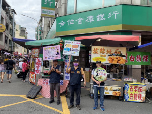 南投分局在城隍聖誕廟會活動宣導強化反詐騙意識。（南投分局提供）
