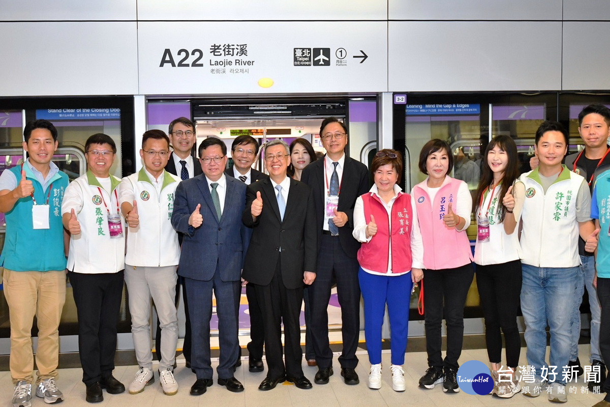 行政院長陳建仁出席機場捷運A22老街溪站營運通車典禮，與貴賓們合影。